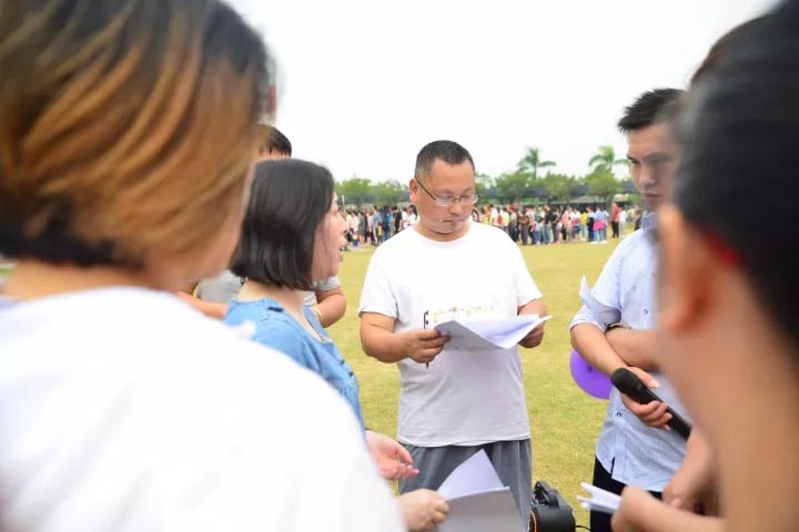 口哨發(fā)令、旗幟落下，比賽的完美呈現(xiàn)，離不開裁判員的辛苦付出，低調(diào)是他們的代名詞