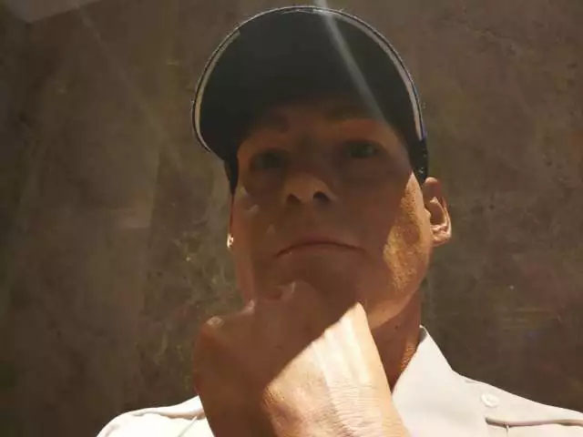 凌厲的眼神流轉(zhuǎn)，目光如炬，手掌的青筋清晰暴出，歲月的紋路無情橫亙——樹脂雕塑《站崗》