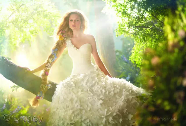 假若將玻璃鋼船艇比喻成一位女生，那么膠衣就是她華美的衣裳！