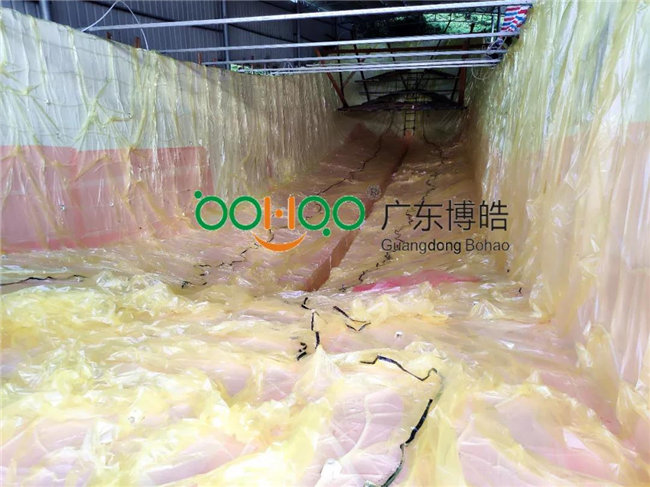完成鋪層后，用真空袋覆蓋好
